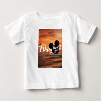 schönes Baby im Shirt
