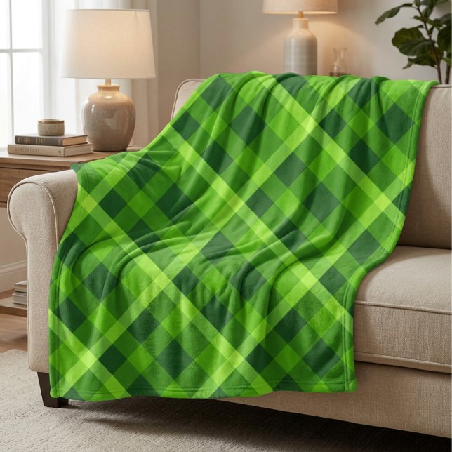 Schönes Baum Grün Kariert große Fleece Blanket (Beautiful Tree Green Plaid Large Fleece Blanket draped over a sofa in a living room.)