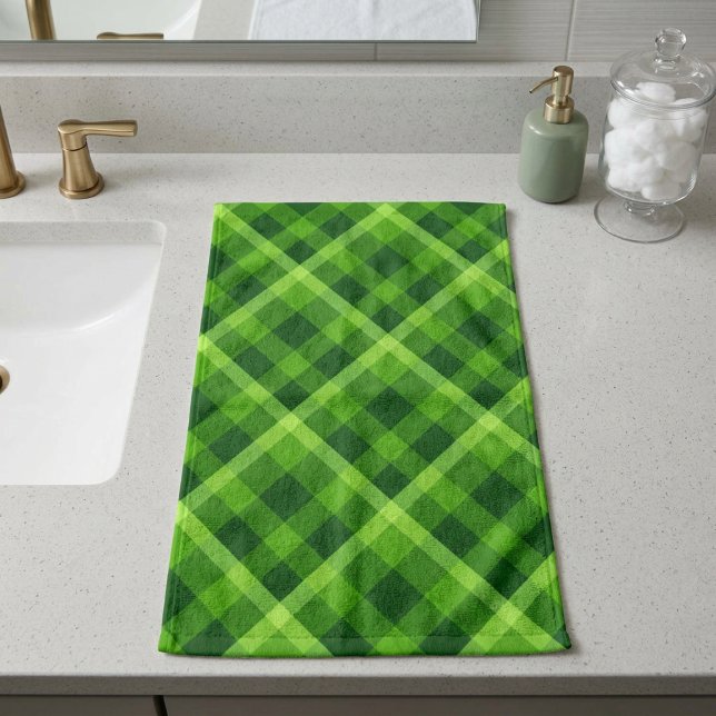 Schönes Baumgrün Kariert Handtuch (Beautiful Tree Green Plaid Hand Towel laying flat on a bathroom counter.)
