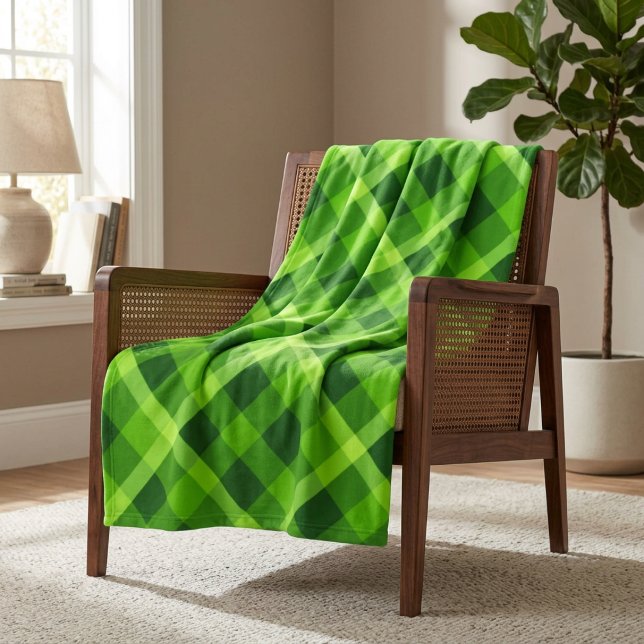 Schönes Baumgrün Kariertes mitteles Fleece Blanket (Beautiful Tree Green Plaid Medium Fleece Blanket draped over a chair in a home.)