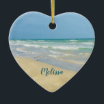 Schönes Beach Foto Personalisiert Herzlich Willkom Keramik Ornament<br><div class="desc">Wunderschönes,  herzenförmiges Stranddekor mit herrlicher Küstenfotografie,  die an einem sonnigen Sommertag an einem hübschen Sandpferd stehend am Ufer der Ozeanwellen wirkt. Schöne blaue Wellen rollen auf dem Sandstrand,  wo Ihr Name in niedlicher aquamariner Typografie personalisiert ist. Ein schönes Weihnachtsgeschenk für eine Tochter,  Mutter,  Großmutter oder Enkelin.</div>