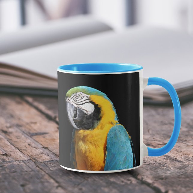 Schönes Blau und Gold Macaw Tasse (Blue and Gold Macaw Closeup 11 oz Coffee Mug Cover Photo.)