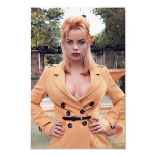 Schönes Blond Girl mit Light Brown über Coat Fotodruck