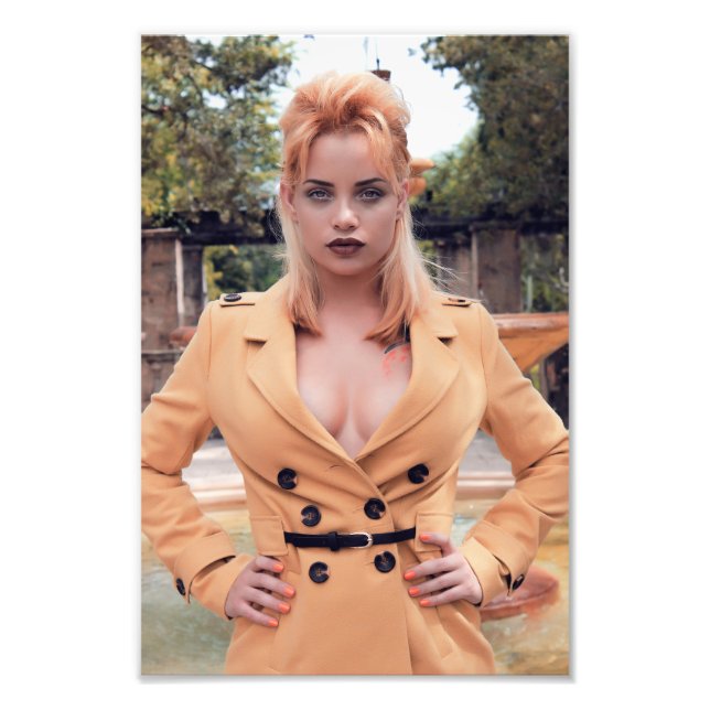 Schönes Blond Girl mit Light Brown über Coat Fotodruck (Vorne)