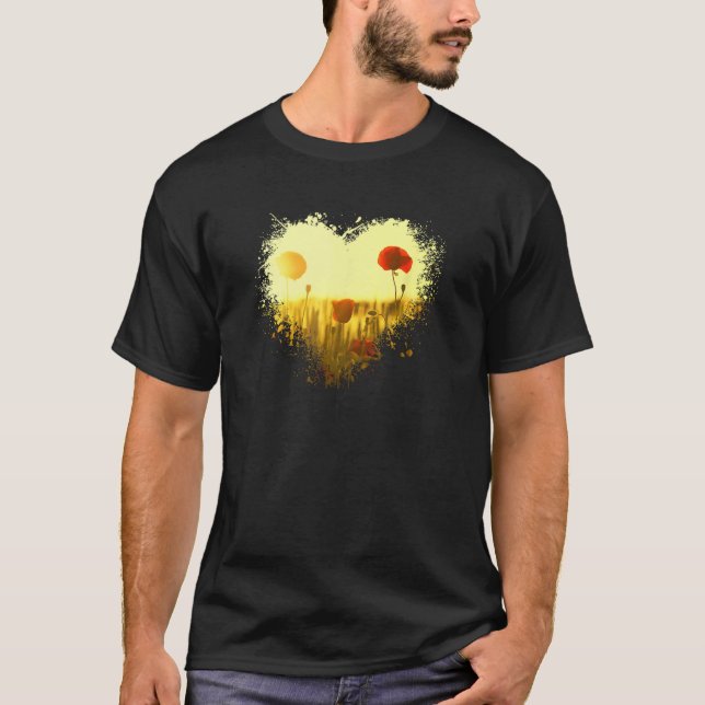 Schönes Blumenfeld blüht im Sommer in hell  T-Shirt (Vorderseite)