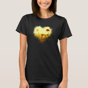 Schönes Blumenfeld blüht im Sommer in hell T-Shirt