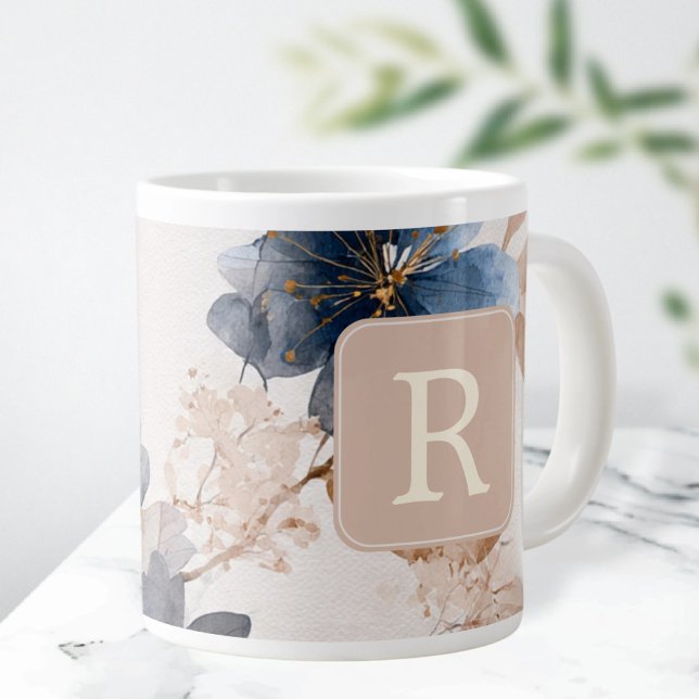 Schönes Blumenmonogramm-Vorlage Personalisiert Jumbo-Tasse (Pretty Flower Monogram Template Personalized Giant Coffee Mug by Ricaso 20oz giant mug monogrammed)