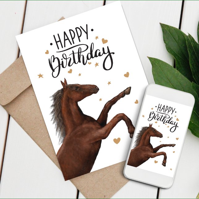 Schönes, braunes Pferd, das die Geburtskarte trägt Karte (Beautiful brown horse rearing, lettering Happy Birthday with golden stars and hearts)