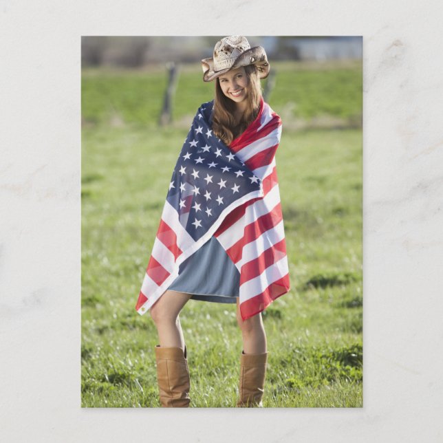 Schönes Cowgirl in amerikanischer Flagge verpackt Postkarte (Vorderseite)
