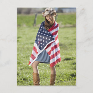 Schönes Cowgirl in amerikanischer Flagge verpackt Postkarte