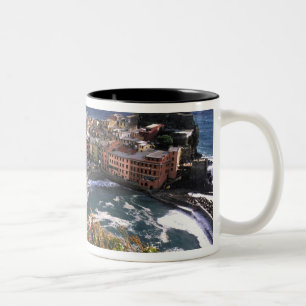Schönes Dorf von Vernazza im Cinque Zweifarbige Tasse