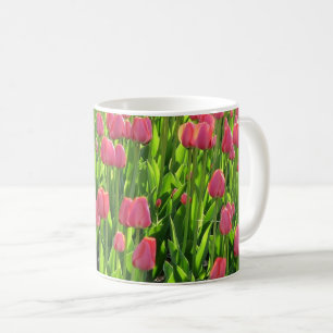 Schönes Feld mit rosa Tulpen Kaffeetasse