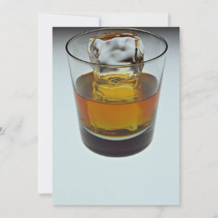 Schönes Glas gefüllt mit Schotter und Eiswürfel