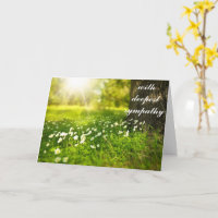 Schönes Grünes Tal mit weißer Blume Beileid