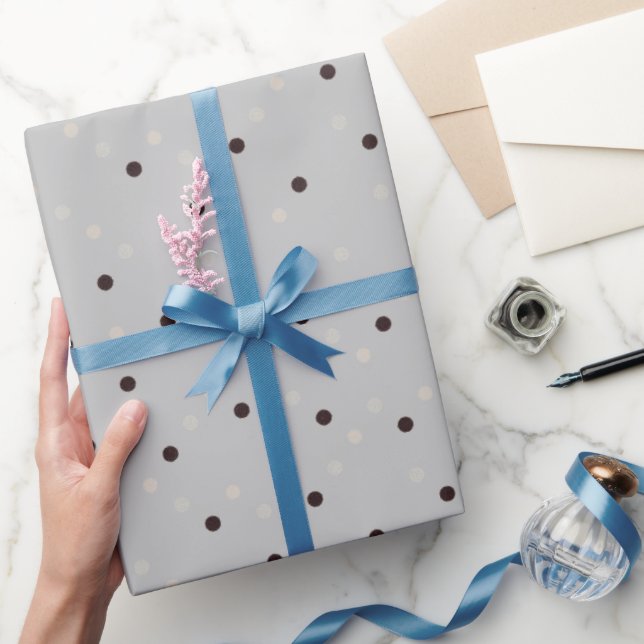 Schönes helles Grau mit Punkten Geschenkpapier (Schenken)