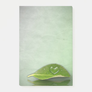 Schönes, herzförmiges Wassertropfen auf der linken Post-it Klebezettel