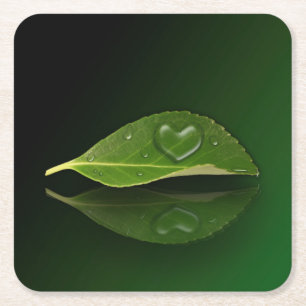 Schönes, herzförmiges Wassertropfen auf der linken Rechteckiger Pappuntersetzer