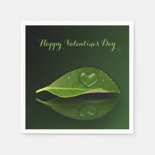 Schönes, herzförmiges Wassertropfen auf der linken Serviette