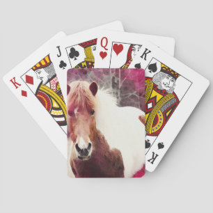 Schönes isländisches Pony, das Poker-Karten spielt Spielkarten