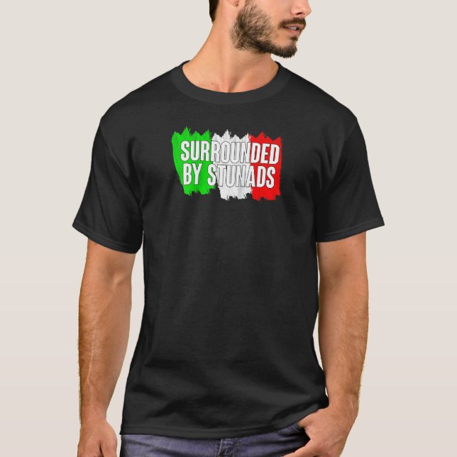 Schönes italienisches Ambiente umgeben von Stunads T-Shirt (Vorderseite)