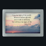SCHÖNES JOHN 8:12 SONNENRISE-FOTO RECHTECKIGE GÜRTELSCHNALLE<br><div class="desc">Ich bin das Licht der Welt. Wer mir folgt, wird nie in Dunkelheit laufen, sondern das Licht des Lebens haben. Seien Sie ein Bote des Powers von Jesus Christus mit diesem herrlichen Sonnenaufgang über dem Ozean Original Foto-Design mit der ermutigenden Schrift Vers John 8:12 über T-Shirts und Geschenke. Dieses schöne...</div>