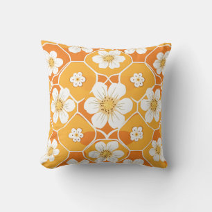 schönes Kissen mit weißer Blume, orangefarbener Ab