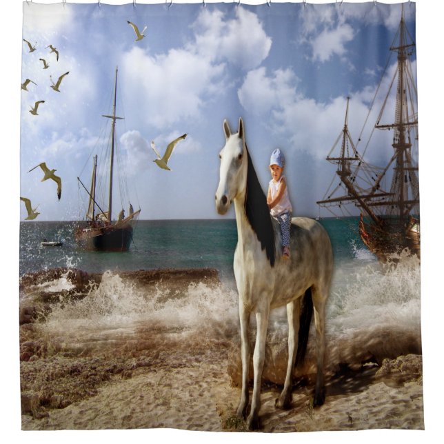 Schönes kleines Mädchen auf Pferderückseite Duschvorhang (Vorderseite)