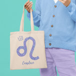 Schönes Leo Astrologie Zeichen Lila Personalisiert Tragetasche<br><div class="desc">Diese hübsche,  personalisierte lila und Lavendel Leo Tote Tasche zeigt Ihr astrologisches Zeichen aus dem Zodiac in einem schönen Funkeln wie die Sternbilder. Passen Sie dieses niedliche Geschenk mit Ihrem Namen in einem wunderschönen kursiven Skript für jemanden mit einem späten Juli oder frühen August Geburtstag.</div>