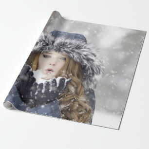 Schönes Mädchen im Winter mit Schnee Geschenkpapier