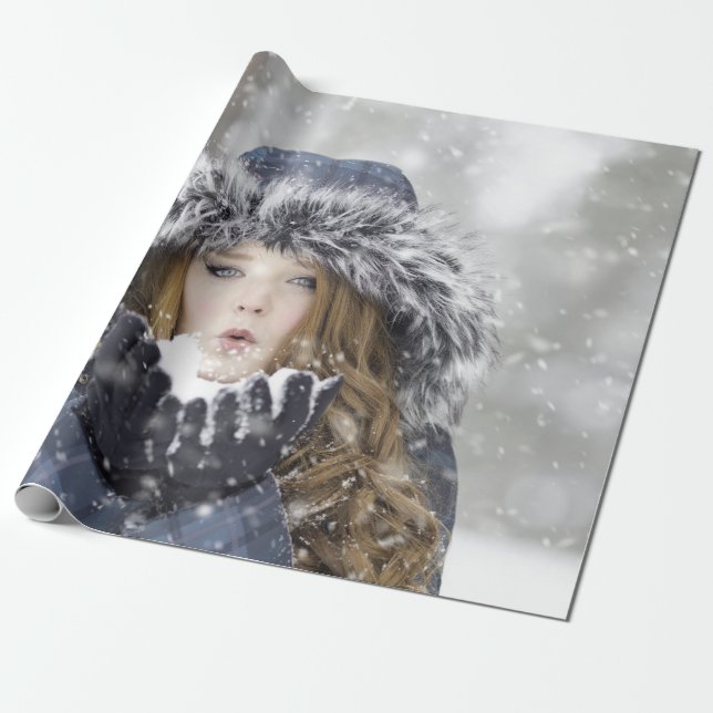 Schönes Mädchen im Winter mit Schnee Geschenkpapier (Ungerollt)