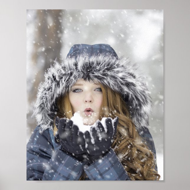 Schönes Mädchen im Winter mit Schnee Poster (Vorne)