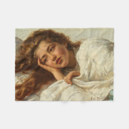 Schönes Mädchen liegt im Bett mit rotem Haar Fleecedecke