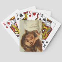 Schönes Mädchen liegt im Bett mit rotem Haar