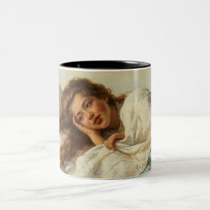 Schönes Mädchen mit roten Haaren im Bett liegend Zweifarbige Tasse