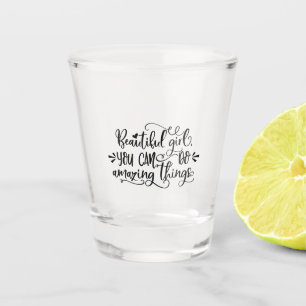 Schönes Mädchen Sie können Phantastischen Dinge tu Schnapsglas