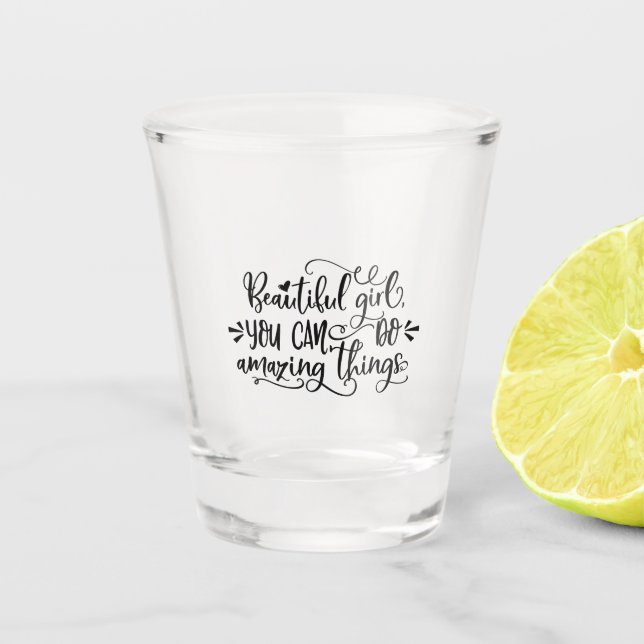 Schönes Mädchen Sie können Phantastischen Dinge tu Schnapsglas (Vorderseite)
