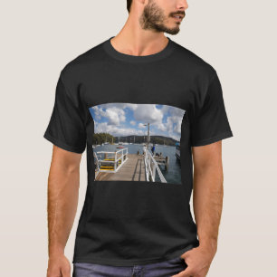 Schönes Mädchen spielt Gitarre T-Shirt