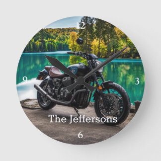Schönes Motorrad am See Runde Wanduhr
