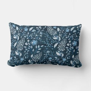 Schönes Muster der Wildblume auf grasbedecktem Hin Lendenkissen