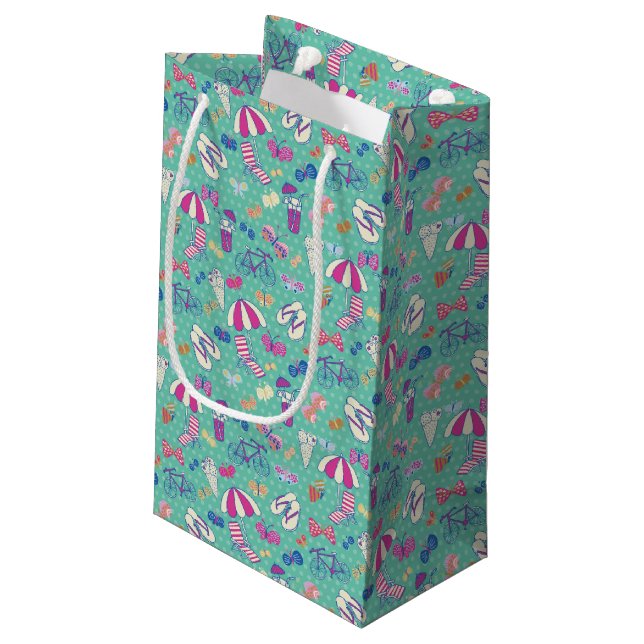 Schönes Muster mit Sommer-Elementen Kleine Geschenktüte (Rückseite Schrägansicht)