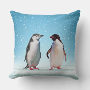 Schönes Penguin Couple auf Light Blue Kissen
