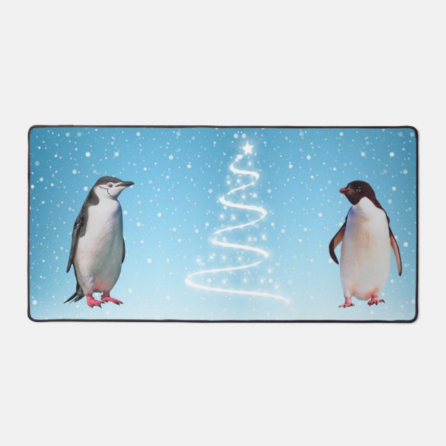 Schönes Penguin Couple auf Light Blue Schreibtischunterlage (Vorderseite)
