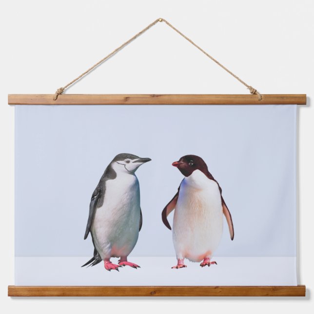 Schönes Penguin Couple auf Light Periwinkle Blue Wandteppich Mit Holzrahmen (Vorne)