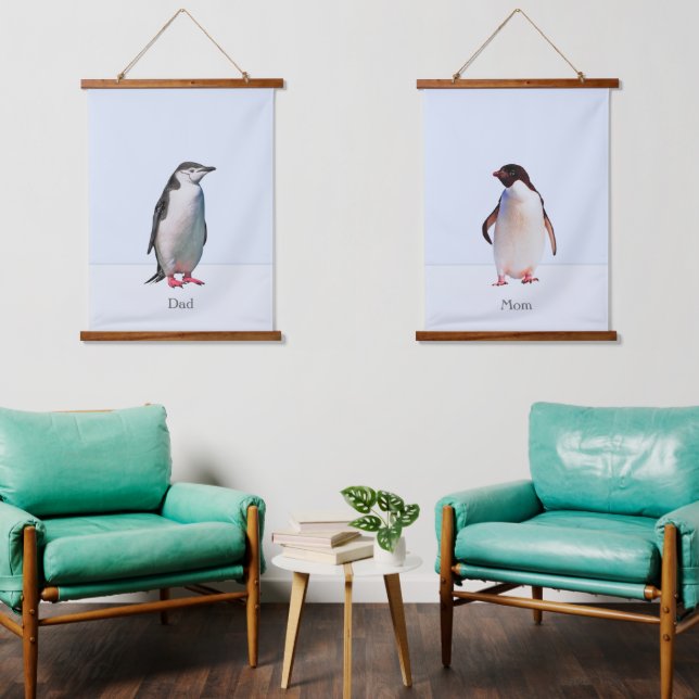 Schönes Penguin Couple auf Light Periwinkle Blue Wandteppich Mit Holzrahmen (Wohnzimmer)