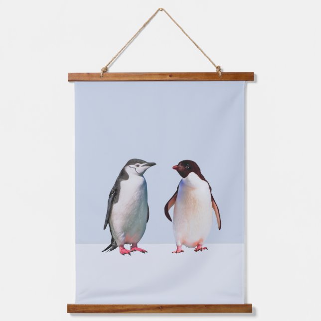 Schönes Penguin Couple auf Light Periwinkle Blue Wandteppich Mit Holzrahmen (Vorderseite)