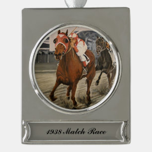 Schönes Pferd erfreut Besitzer bei klassischem Ren Banner-Ornament Silber