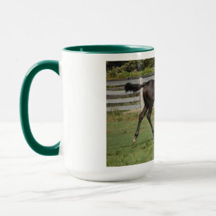 Schönes Pferd tänzelt auf einem Feld Tasse