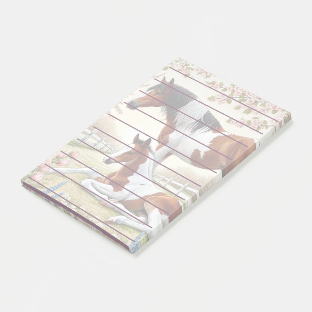 Schönes Pferd und Foal im blühenden Obstgarten Post-it Klebezettel (angewinkelt)