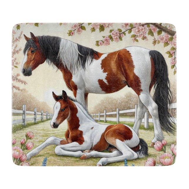 Schönes Pferd und Foal im blühenden Obstgarten Schneidebrett (Vorderseite)