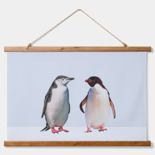 Schönes Pinguin-Paar auf hell-bläulichem Hintergru Wandteppich Mit Holzrahmen